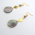 黒蝶貝の揺れるピアス（イヤリング）