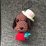 【受注制作】いちご狩りの帰り道のミニチュアダックスフンド あみぐるみストラップ