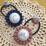 イニシャル刺繍のパール付きロゼットゴム