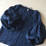 ギャザーたっぷりがうれしい　後ろリボンの上品リネンブラウス