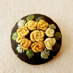 アンティーク調黄バラ刺繍ブローチ