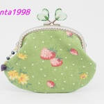 気持ち華やぐがま口ポーチ(中より一回り小さめ)(口金約11センチ)（苺柄・グリーン）