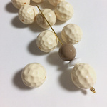 限定！２個 ヴィンテージアクリルビーズ ディンプル アイボリー