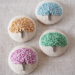 送料無料刺繍ブローチ(綿麻)一本の樹 ヘアゴム可　