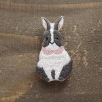 動物達の生活　パンダうさぎさん　刺繍ブローチ（選べる襟色）