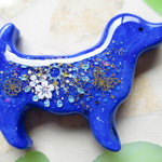 ◇1520　🎇夏空の花火　青いダックスとお花のブローチ🐕🌛✨（中サイズ・１点物）