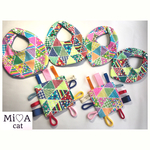 ☆柄を選べる！シャカシャカおもちゃとスタイのセット☆