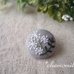野の花の刺繍ブローチ