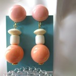  パステルピンクのカボションピアス、イヤリング