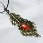 孔雀の羽根ペンダント（赤）