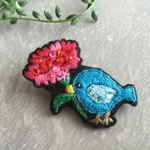 🐦「ありがとう」を運ぶ青い鳥・カーネーション手刺繍ブローチ♡