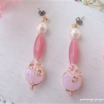 レトロな桜色と白い小花のピアス