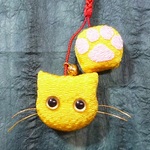 ちりめん根付け　ねこ  (黄色猫&肉球) 