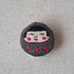 【刺繍】だるまのこけしさんのブローチ