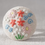 刺繍ブローチ（綿麻）　春のブーケ パステルカラー