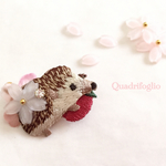*New*［引っ掛け金具］ 花よりリンゴブローチ【りんご大好きハリネズミ】