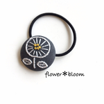 刺繍くるみボタンのヘアゴム（しろいお花）