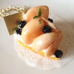 大ぶりピーチタルトのバックチャーム