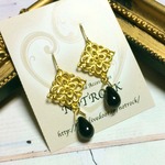 【送料無料】 ドロップ＆透かしパーツのピアス（カラー：ブラック＆ゴールド）