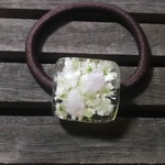 桜の花びらとかすみ草のスクエア型ヘアゴム