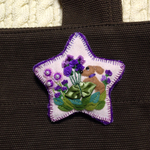💜紫色のお花とワンコブローチ