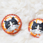 きらきらガーリーな猫ピアス オレンジ (プラス100円でイヤリングに変更できます)