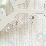 すりガラス風小花とストーンの樹脂ピアス、樹脂ノンホールピアス