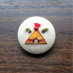 インディアンテントの刺繍ブローチ