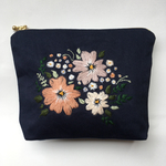 ピンク色のお花の手刺繍ポーチ