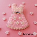 小花とビジューのピンクのワンピース ビーズ刺繍ブローチ