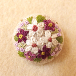 白紫の花ブーケ刺繍ブローチ