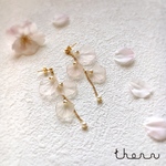 送料無料✳︎桜色の揺れる花びらピアス/イヤリング