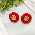 まるいビーズ刺繍イヤリング（紅）