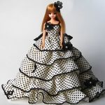 ジェニーちゃんのモノトーンな水玉ロングドレス