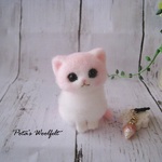 ピンク　猫　白苺　チャーム　スマホジャック　羊毛フェルト　ハンドメイド 姫系　チビ猫