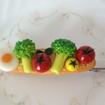 ☆h様専用ページ☆バゲットに乗った仲良し野菜とゆでたまごちゃんのヘアクリップ♡9.6cm