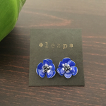 小さなアネモネのチタンピアス 青