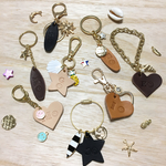【送料無料】お好きなイニシャル&ニコちゃんレザーチャーム★お好きなチャームとキーホルダーも選べるタイプ★ゴールドキーホルダー