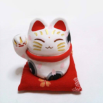 招き猫（桜ブチ赤座布団）