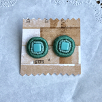 レトロカラーの刺繍のピアス