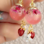 🍓花冠のふんわりピンク色ガラスドームイチゴ🍓フックピアス❤︎イヤリング❤︎樹脂フックピアス