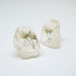 ▶︎new! 氷砂糖に閉じ込めたお花のノンホールピアス（カスミソウ）