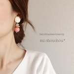 カボション×サーモンピンクアクリルビーズピアス/イヤリング