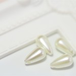 【送料無料】両穴貫通しずくパール　10mm　20粒セット　パーツ 素材 材料 レジン