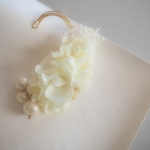 コットンパールゆれるお花のイヤーフック　ホワイト