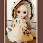  ブライス/ミディブライスサイズ ドール服   お花の刺繍のワンピース(ブライスサイズ)