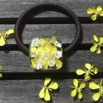 菜の花とかすみ草のスクエア型ヘアゴム