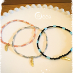 フェザー×ガラスビーズブレスレット