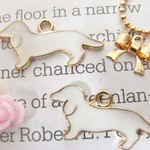 ミニチュアダックス　白/ゴールド　10個　犬チャーム　金属パーツ