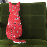 こっそり猫クッション・ペイズリーレッド